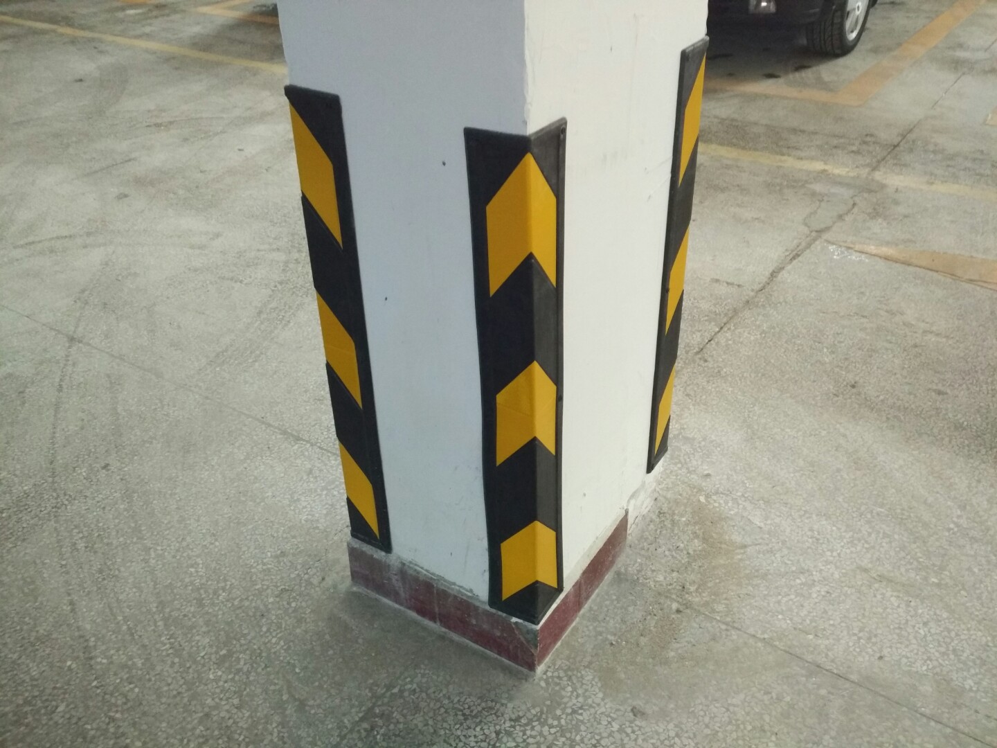 停車場(chǎng)護(hù)墻角